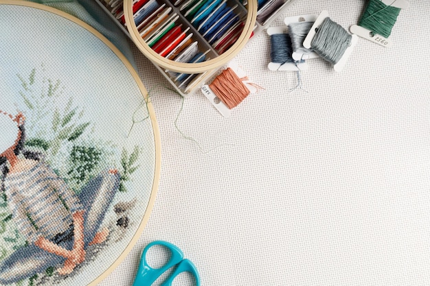 materiały do haftu ułożone na stole