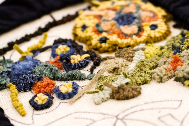 zbiorcze ujęcie kilku prac haftowanych ręcznie